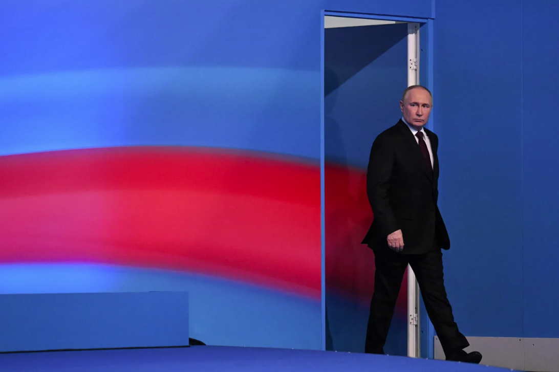 «Это жизнь»: президент России Владимир Путин впервые публично высказался о своём погибшем критике Алексее Навальном во время выступления в своём предвыборном штабе © Наталья Колесникова/AFP