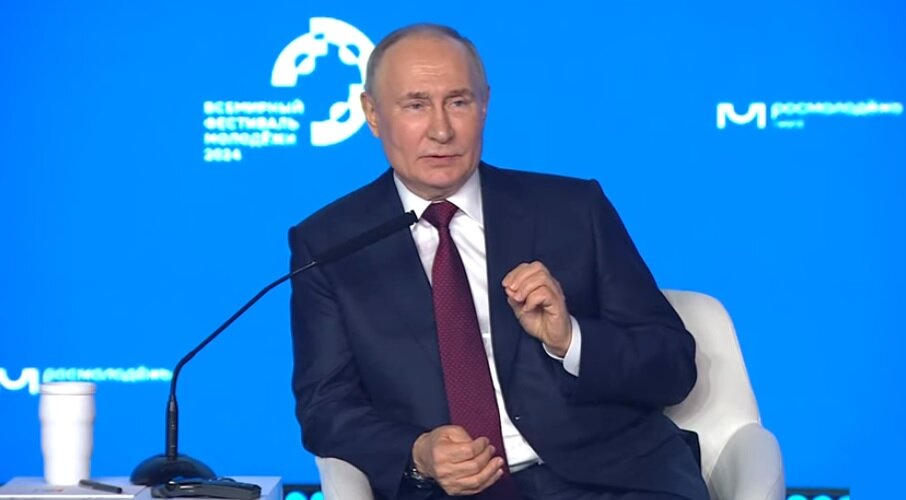 Президент РФ В.В.Путин выступает на Всемирном молодежном фестивале 