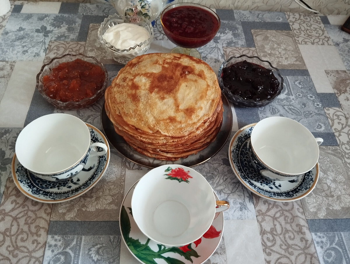 К чаепитию всё готово. Варенье из морошки, малины и крыжовника. Плюс сметана 