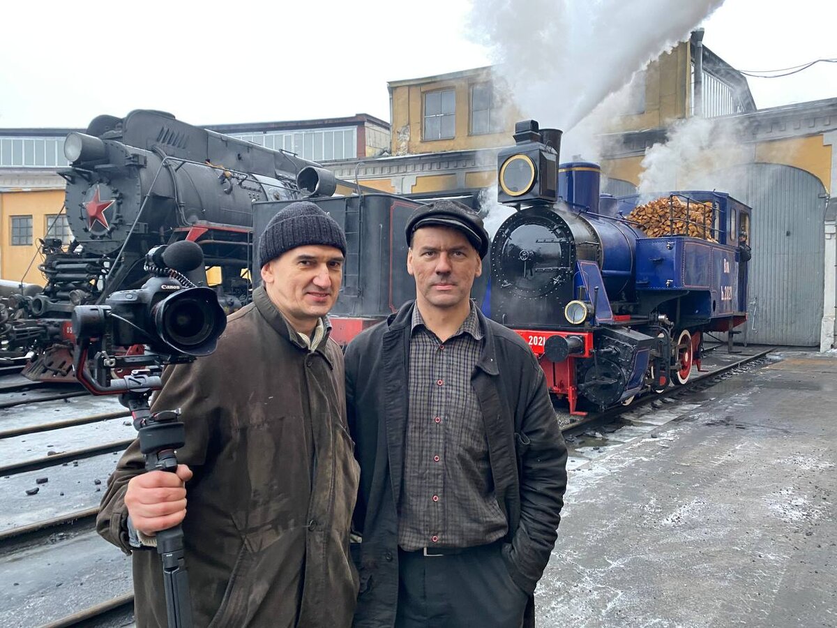 Оператор Георгий Угаров и главный герой фильма "Паровозных дел мастер" Алексей Грук на фоне действующих паровозов в депо ТЧ-7 Санкт-Петербург-Сортировочный-Московский