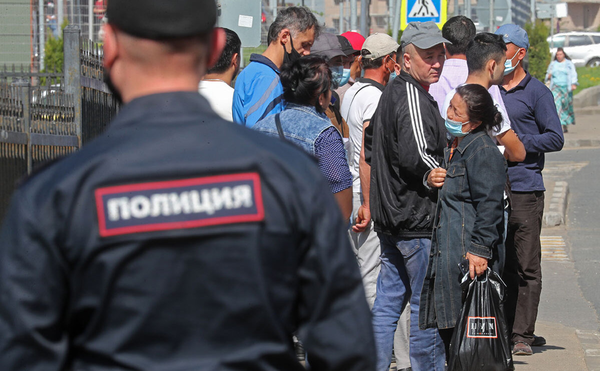 В России вступило в силу постановление правительства, которое устанавливает для российских работодателей квоту на число трудовых мигрантов в отрасли. Кроме того, стало известно число квот для визовых мигрантов в 2024 году.