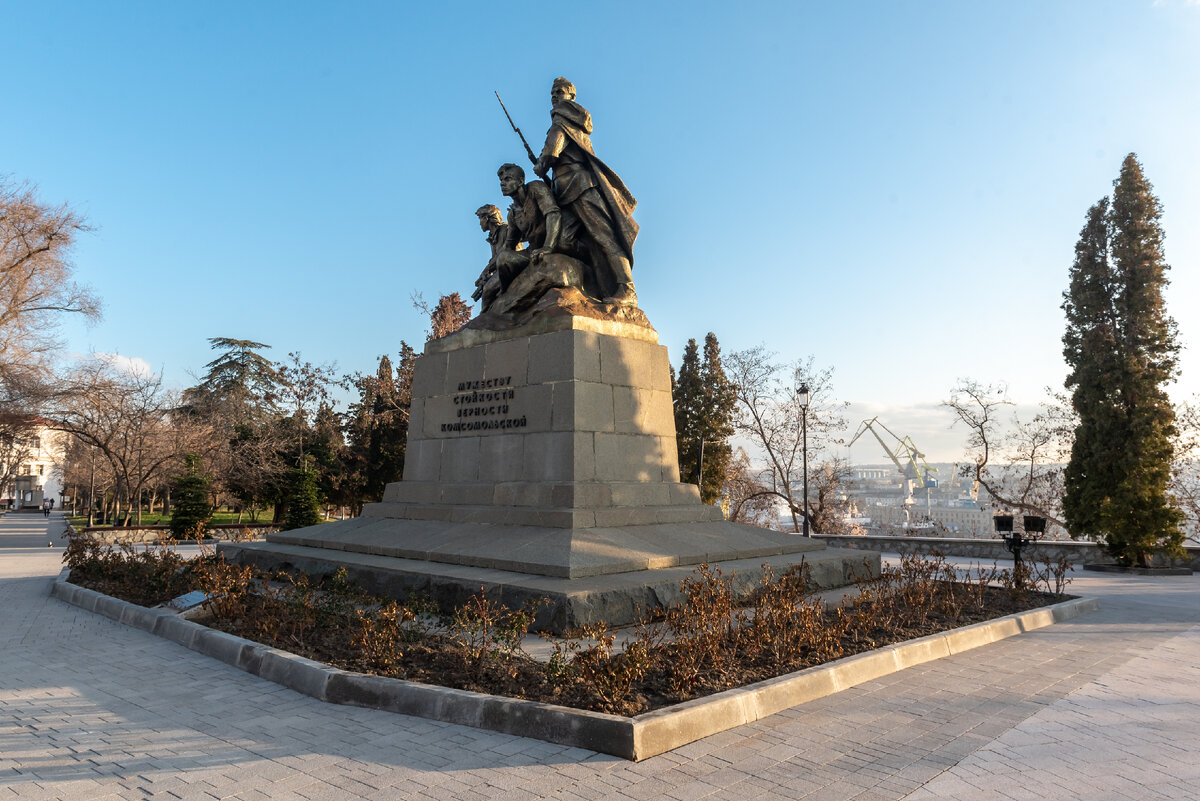 Севастополь. Памятник комсомольцам в Сквере Ленинского комсомола. 
Посвящен комсомольцам города ‒ участникам боев за Севастополь в 1941-1942 годах, а также тем, кто восстанавливали разрушенный город в послевоенные годы. Открыт 29 октября 1963 по проекту скульптора С. А. Чижа и архитектора Фомина