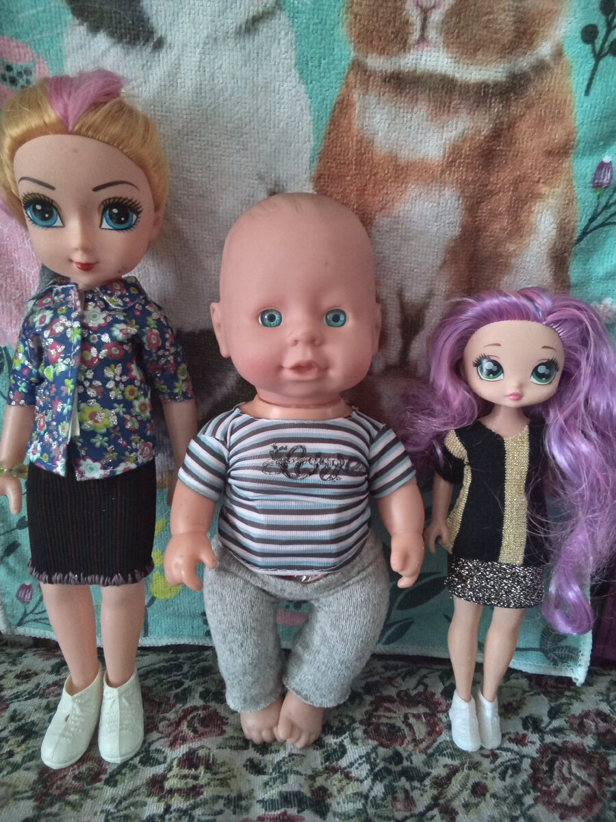 Это слесарь Филька, любитель пива и типичный диванный патриот. Жена Нина - кассир в "Пятёрочке, дочь Тамара - школьница.