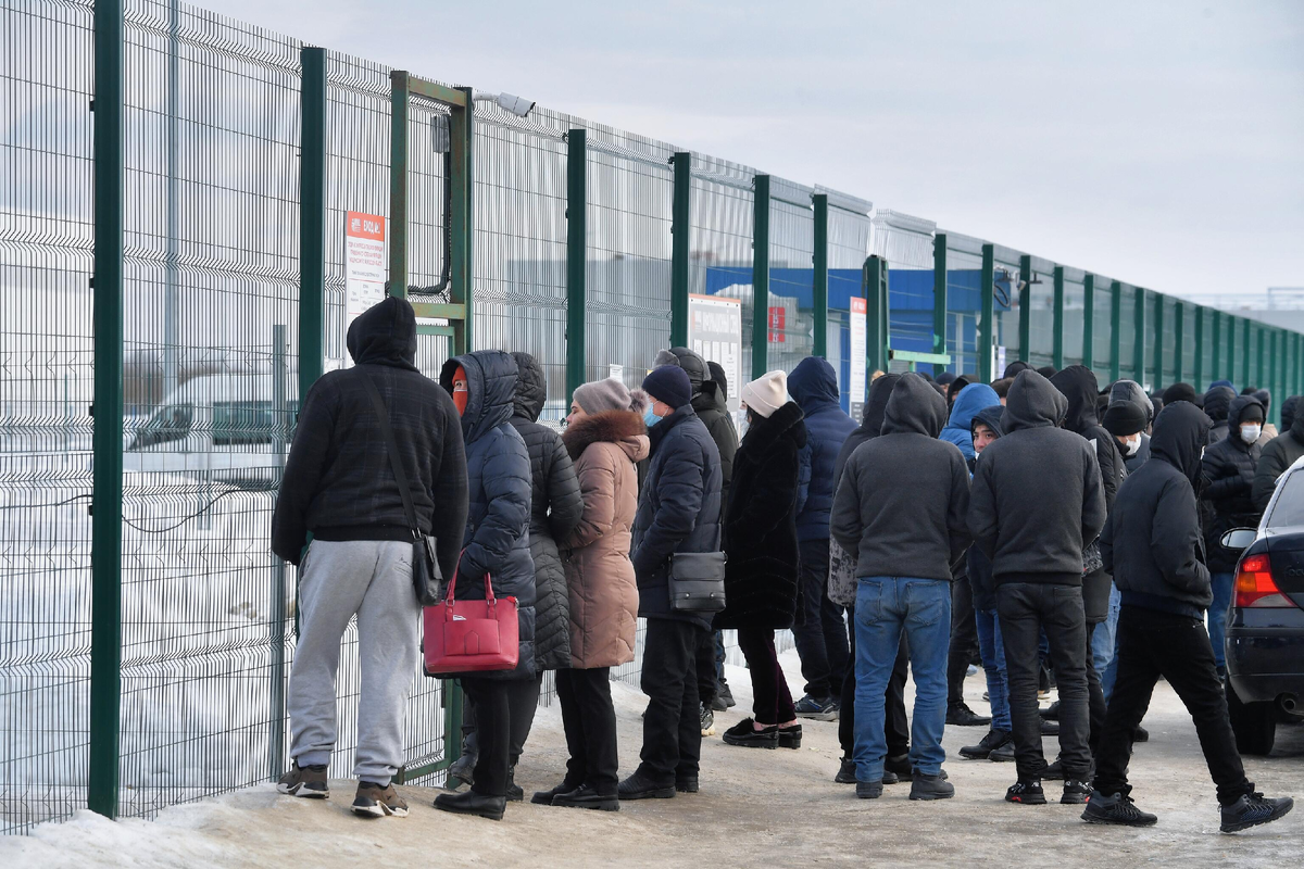 Высококвалифицированные иностранные специалисты, которых еще называют экспаты, с 7 января 2024 года смогут получить бессрочный вид на жительство в России. Соответствующие изменения ранее были внесены в федеральный закон "О правовом положении иностранных граждан в Российской Федерации".