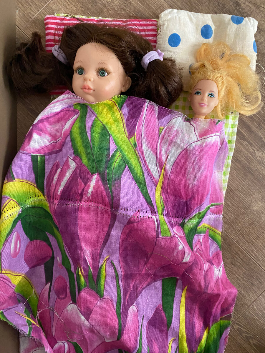 Куклы, в которые играются папа и Вера