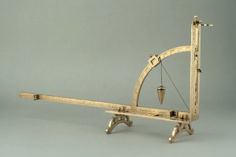 Квадрант XVI века. Подобные устройства можно заметить на гаубицах, мортирах и бомбомётах в Первую мировую