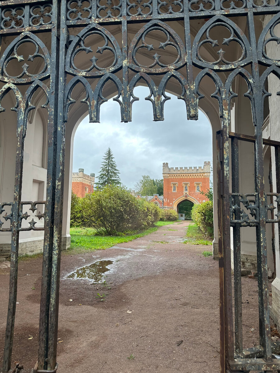 У ворот Императорских конюшен