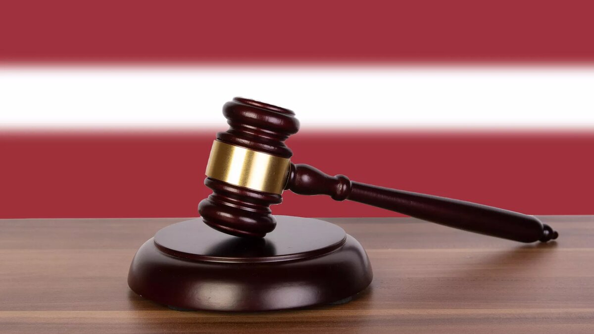 CC BY 2.0 / Marco Verch / Wooden gavel and flag of Latvia