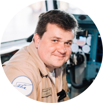 «Первый раз я полетел в 14 лет. Конечно, не один, а с инструктором. Было не страшно. Наоборот, очень захватывающе. Потом потихоньку начал самостоятельно летать. Стать летчиком-испытателем – была моя мечта. И я шел к ней. Мне нравилось и нравится по сей день поднимать в небо новые и неизведанные машины в небо. Летчик-испытатель -  это не просто человек, который поднимает самолет в воздух. Нет. Это человек, который занимается еще и научными работами. Потому что прежде чем поднять машину в небо, нужно перелопатить много литературы по нему.  Построить массу графиков. Поэтому мы очень много изучаем на земле. Это интересно, захватывающе. Особенно когда смотришь, как летает самолет, который когда-то испытывал ты. Гордость берет», – улыбается Николай Кораблев.