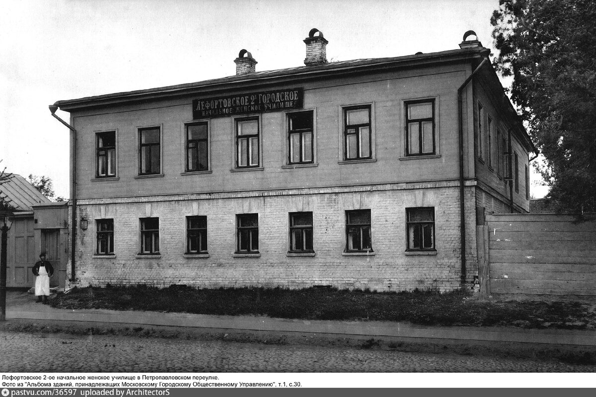 Здание одного из первых городских женских училищ в районе современной Солдатской улицы, 1913. По сути, это что-то вроде муниципальной начальной школы. Учредили их, чтобы уменьшить процент неграмотных девочек, который в середине 19 века был высоким. С сайта www.pastvu.com.