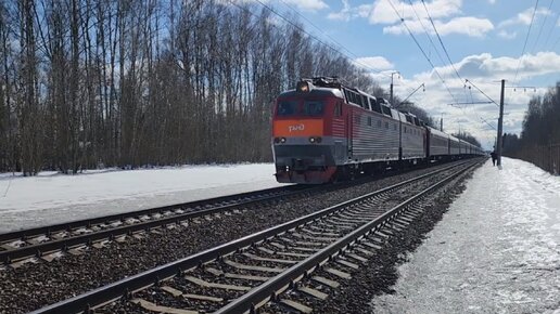 2ЭС6-1332 резервом, ЧС7-137 с пассажирским и ЭД4М 0226