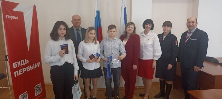 В администрации района вручили паспорта юным тарасовцам