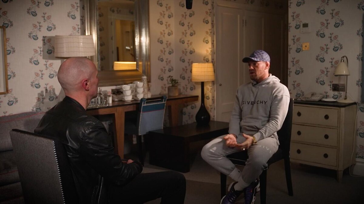     Конор Макгрегор дает интервью