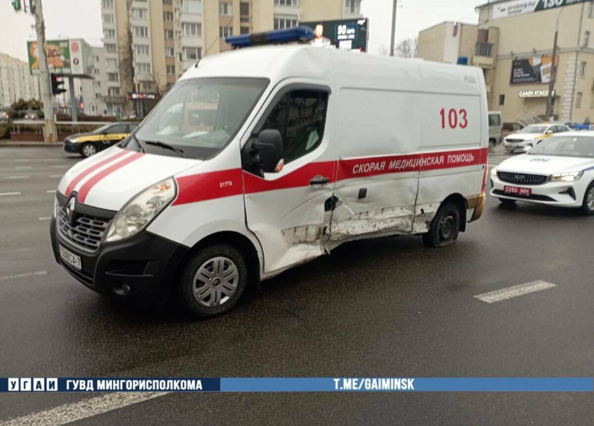 Появилось видео столкновения легковушки и скорой помощи в Минске