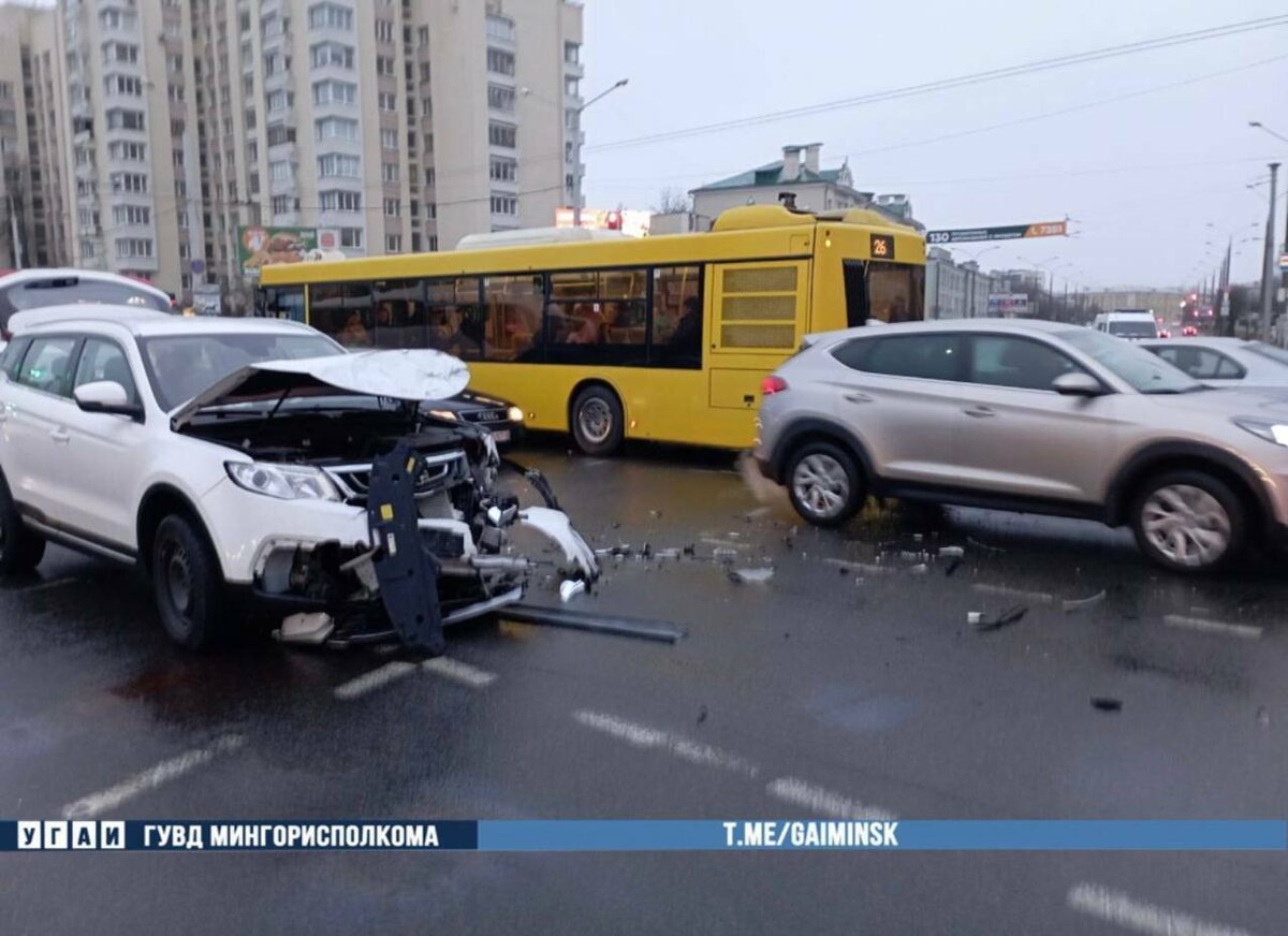 Появилось видео столкновения легковушки и скорой помощи в Минске