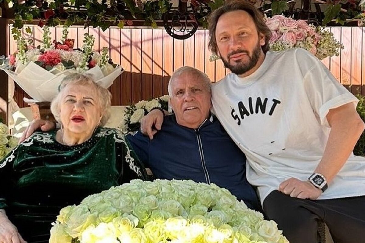     «Сюрпризом приехал поздравить мамочку»: Стас Михайлов навестил родителей, живущих в Адлере