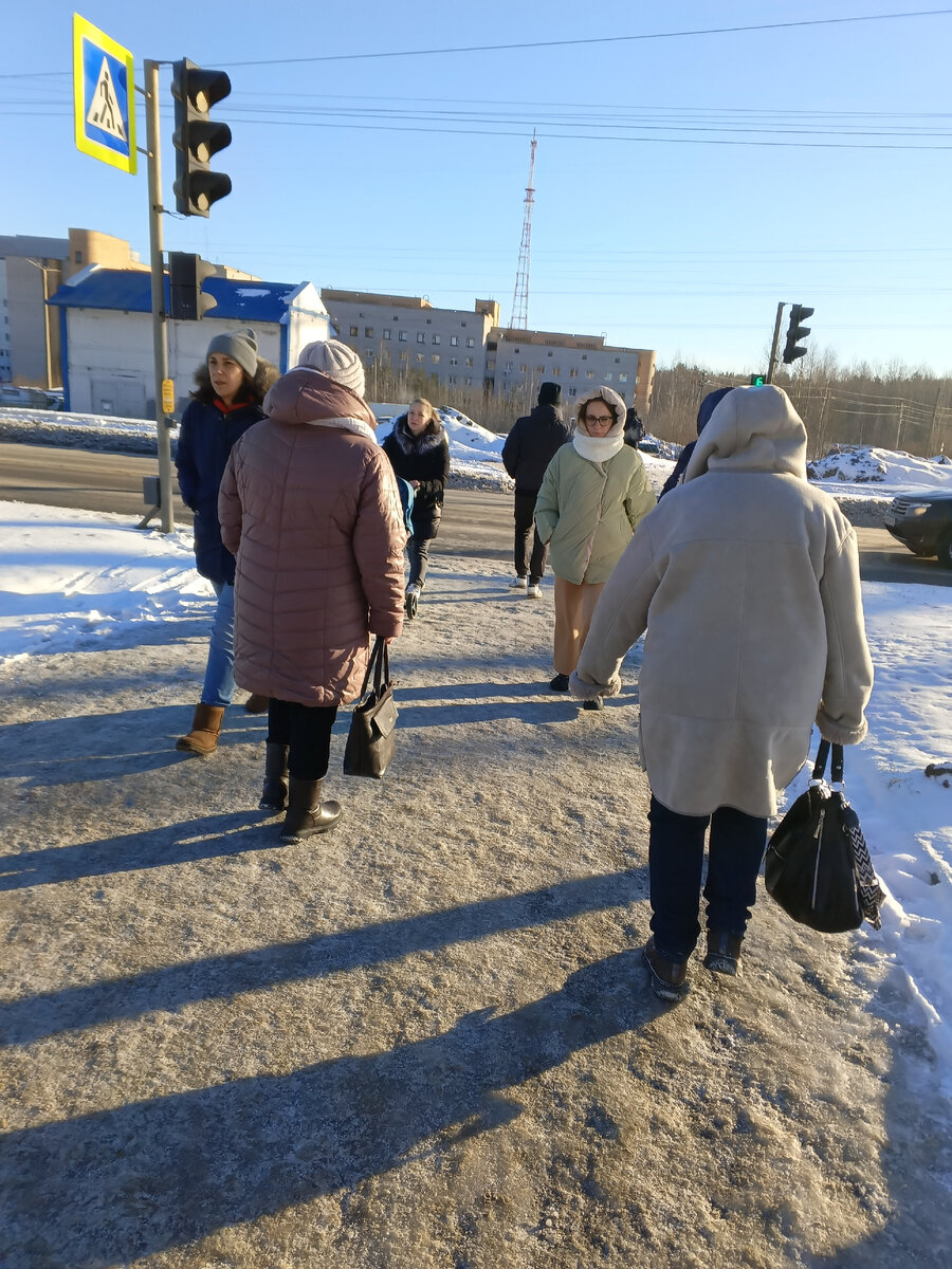 фото автора, через этот светофор идёт толпы людей, спешат