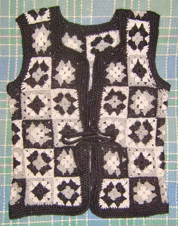 Есть у меня любимая жилетка, выполненная из мотивов крючком в самом простом варианте - бабушкиным квадратом.