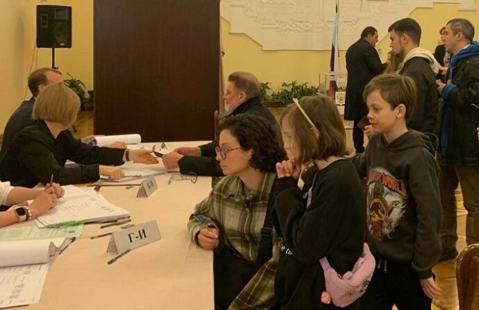    на выборы приходили семьями / источник фото: Посольство России в Армении