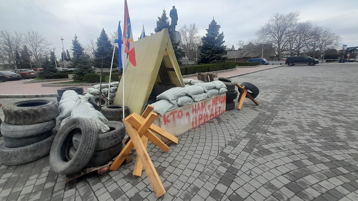 На 10 годовщину возвращения Крыма в состав России, в Севастополе было организовано много выставок, но одна инсталяция была возведена прямо в центре города на площади Нахимова.