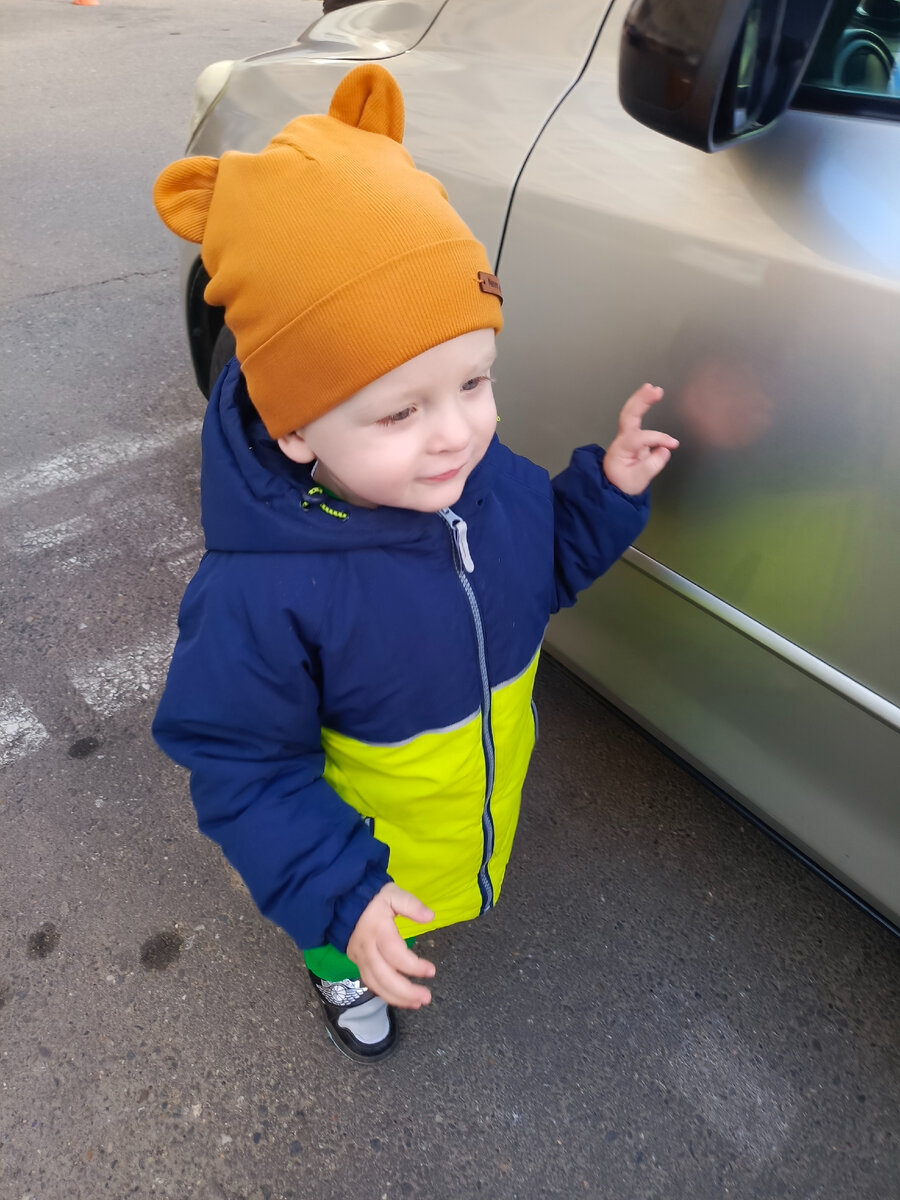 Бежит садиться в папину машину. 