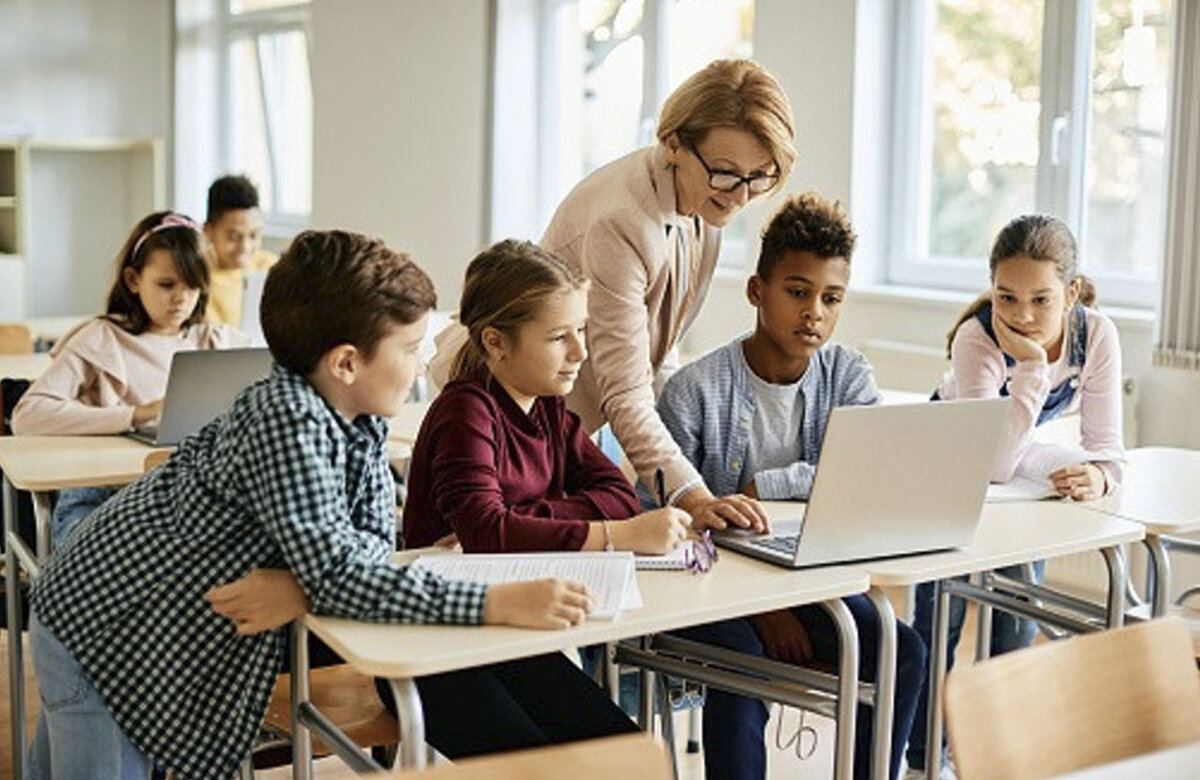 Каждый учитель владеет разными подходами в обучении и может взять на себя подходящую для каждого определённого случая роль. Где-то нужно быть строгим руководителем, а где-то понимающим и поддерживающим собеседником, где-то консультантом, а где-то даже актёром. 