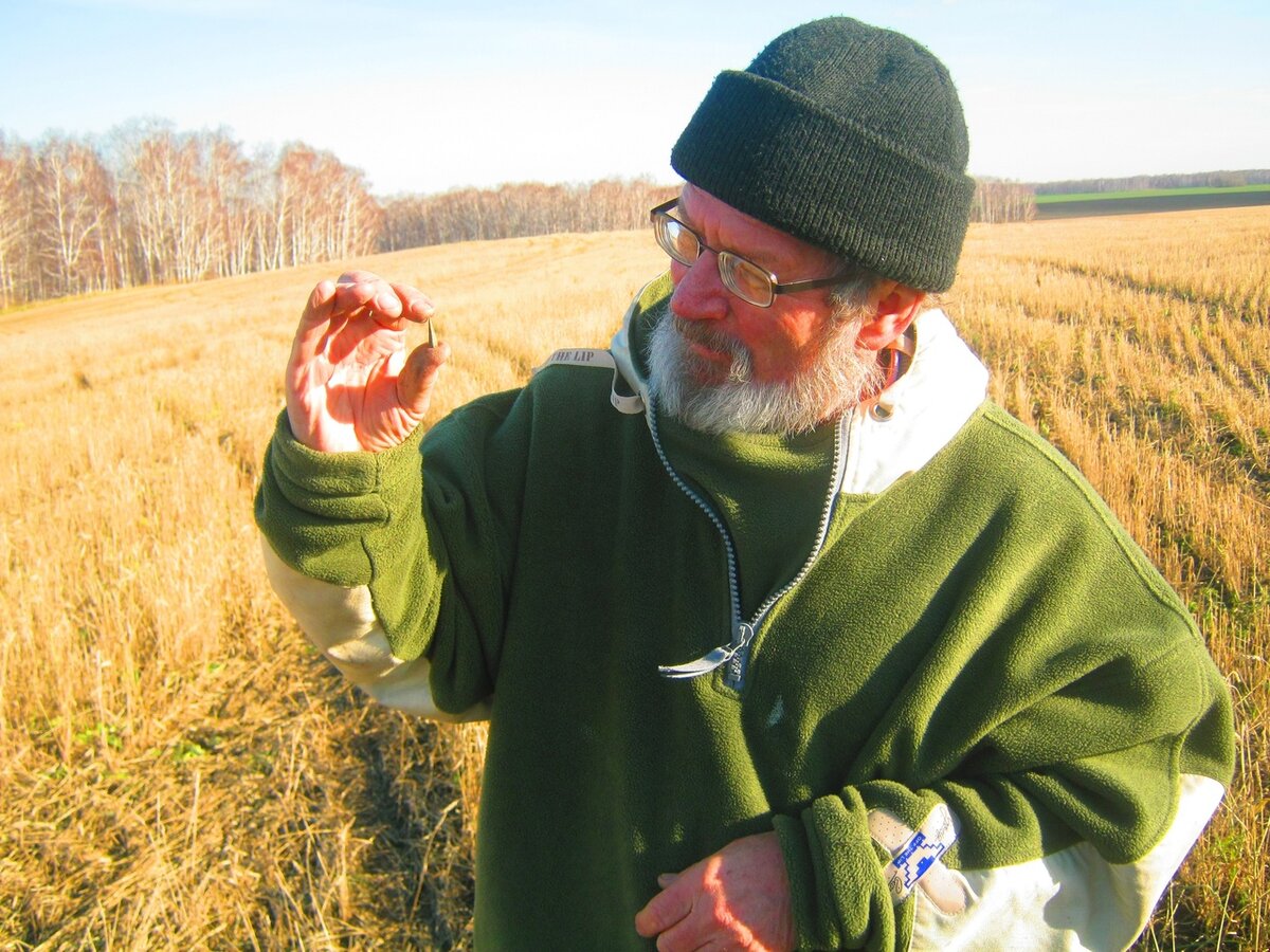 Актюба. Профессор древней истории, доктор исторических наук А.Д. Таиров с бронзовым наконечником стрелы III века до новой эры.