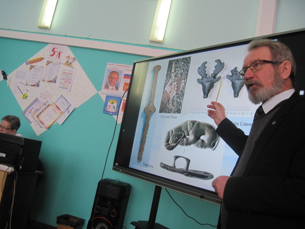 А.Д. Таиров на лекции об открытии Актюбы и результатах первых археологических раскопок.