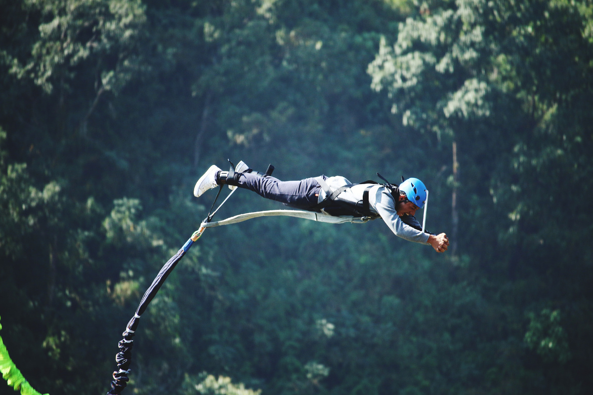 Источник: https://ru.freepik.com/premium-photo/man-jumps-from-cliff-into-abyss_131326334.htm#fromView=search&page=1&position=41&uuid=4454fd8b-3b1a-4b4d-bcd0-c365039fb6e4&query=%D1%8D%D0%BA%D1%81%D1%82%D1%80%D0%B8%D0%BC