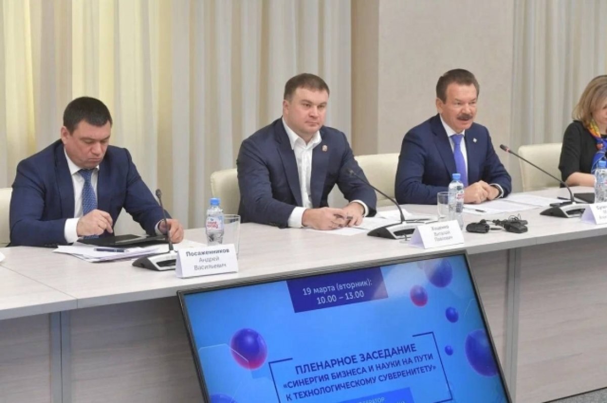    Омский губернатор Хоценко побывал на межрегиональной конференции химпрома