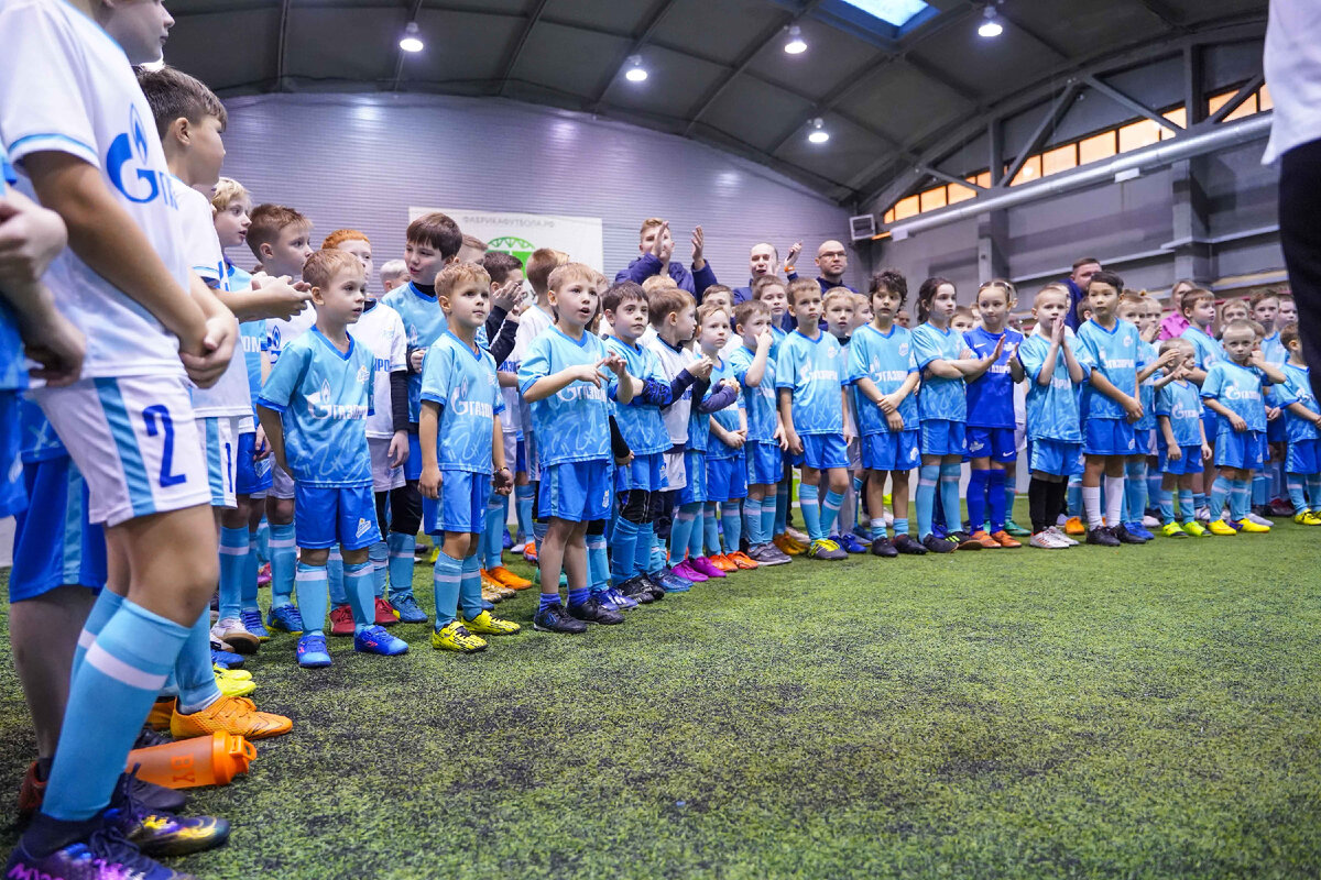 Футбольная форма для школы. Занятия футболом для детей. Открыть школу футбола. Футбольная школа чемпионика. Зенит чемпионика форма.