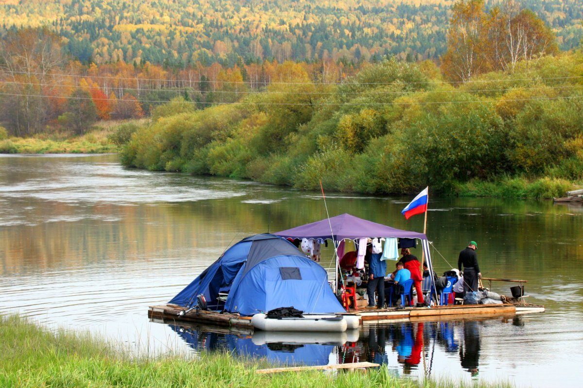 Куда поехать на рыбалку с палаткой. Река Чусовая сплав. Сплав на плоту по реке Чусовая. Чусовая сплав Пермский край. Туристический сплав по реке Чусовая.