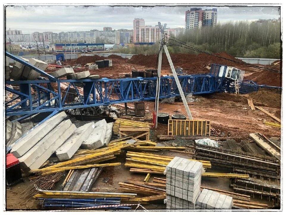Падение крана на строительной площадке