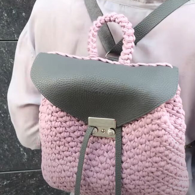    Рюкзак из трикотажной пряжи   
Источник: Скриншот из видео