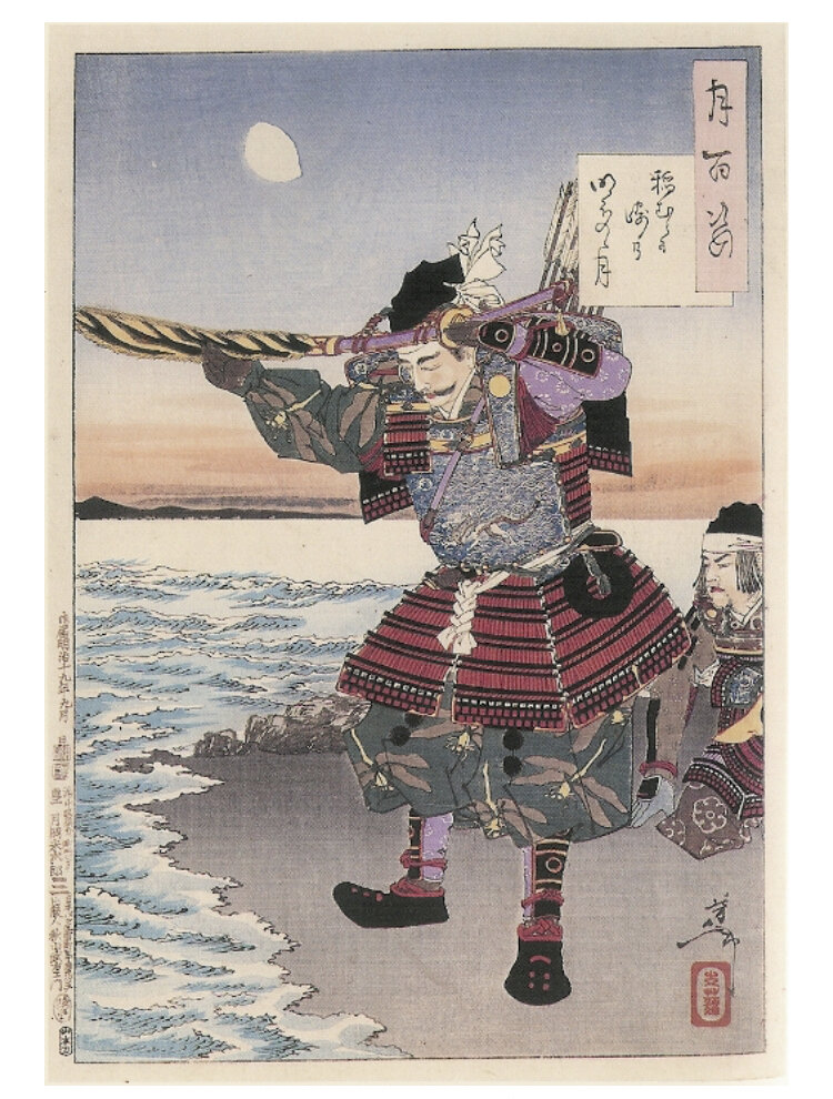 Практика дзюнси
Как правило, дзюнси носило массовый характер. В 1338 году, когда императорский военачальник Нитта Ёсисада погиб во время штурма крепости Фудзисимы, обороняемой монахами храма Хэйсэндзи, несколько ближайших самураев Нитты сразу же совершили дзюнси возле его тела. Впрочем, и самоубийство Нитты Ёсисады является одним из примечательнейших в истории сэппуку. Во время сражения конь Ёсисады был сражён стрелой и рухнул, придавив ногу всадника. Ещё одна стрела пробила шлем Нитты и воткнулась ему в лоб. Не имея возможности дотянуться до живота, Нитта Ёсисада мечом отрубил себе голову.