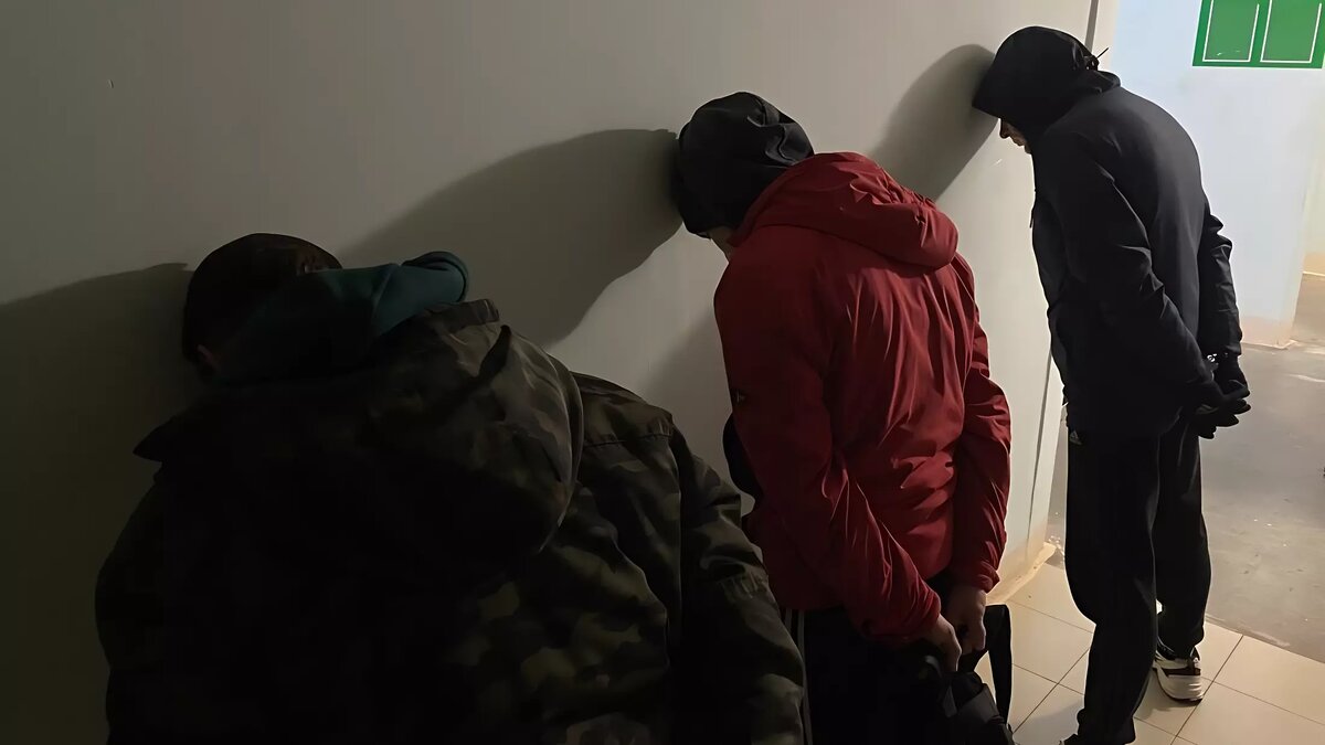     В одном из домов в Сарапуле правоохранители обнаружили наркопритон.