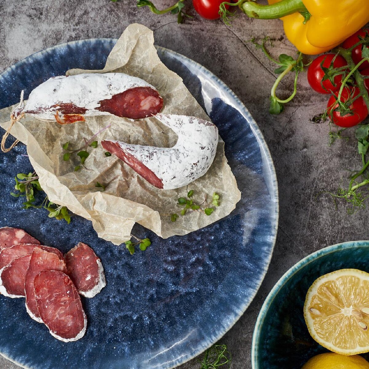 Сыровяленая колбаска с белой корочкой плесени.