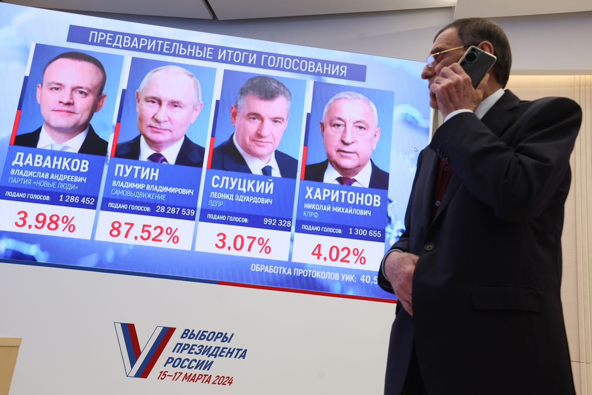 Выборы президента России в 2024 году стали свидетелями двух исторических рекордов. Во-первых, рекордно высокая явка избирателей составила 77,4%.-3