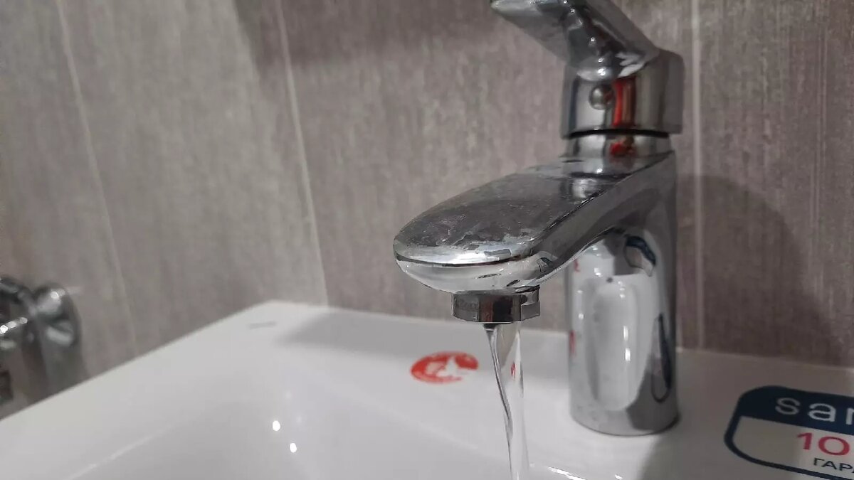     Жителям поселка Опытный Кстовского округа почти три недели приходилось жить без воды из-за двух утечек на сетях. Восстановить водоснабжение удалось не сразу. NewsNN узнал, почему люди были вынуждены обходиться только подвозной водой.