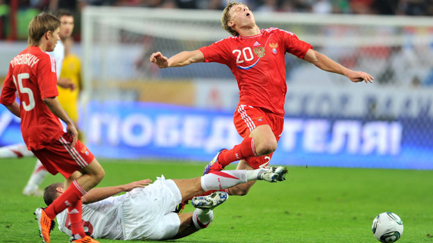    Дмитрий Торбинский и Павел Погребняк в матче против сборной Сербии в 2011 году.Алексей Иванов архив «СЭ»
