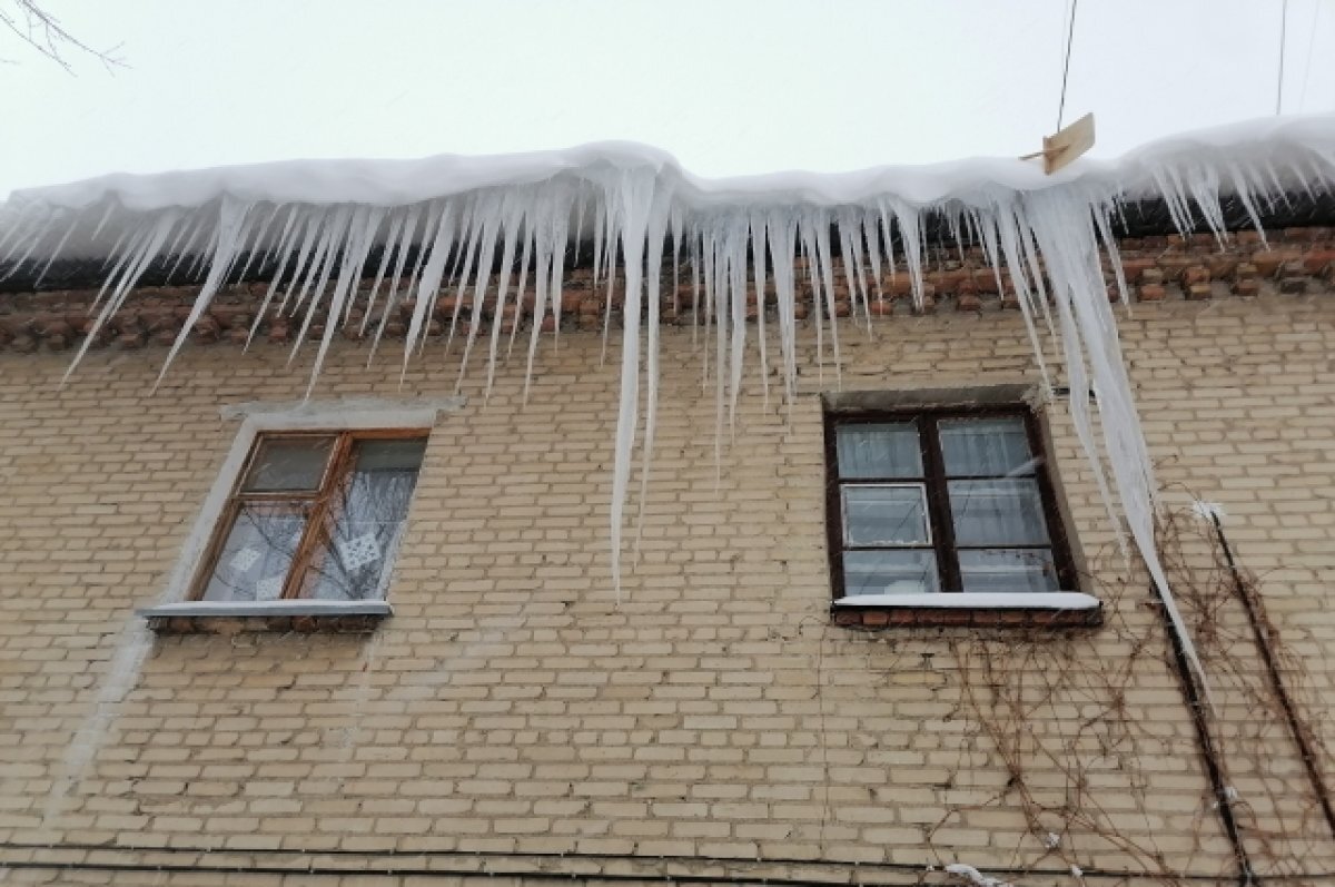    В Челябинске возбудили уголовное дело из-за падения наледи на прохожего