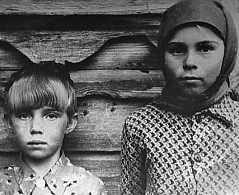 Валентина Теличкина в детстве(слева)