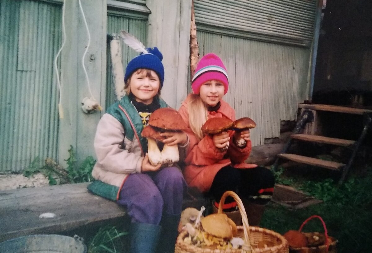 Дети хвалятся своими трофеями