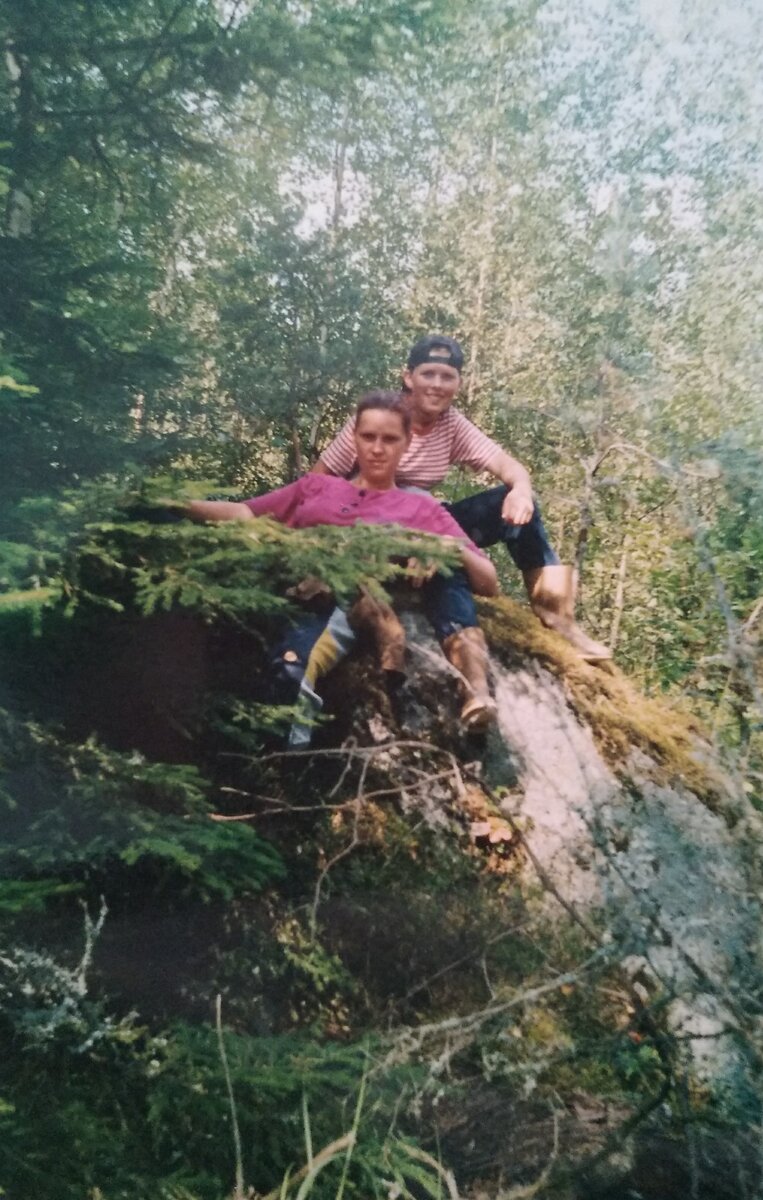 Вот он "большой камень". Оля (внучка тети Ани) и Саша (наша старшенькая)