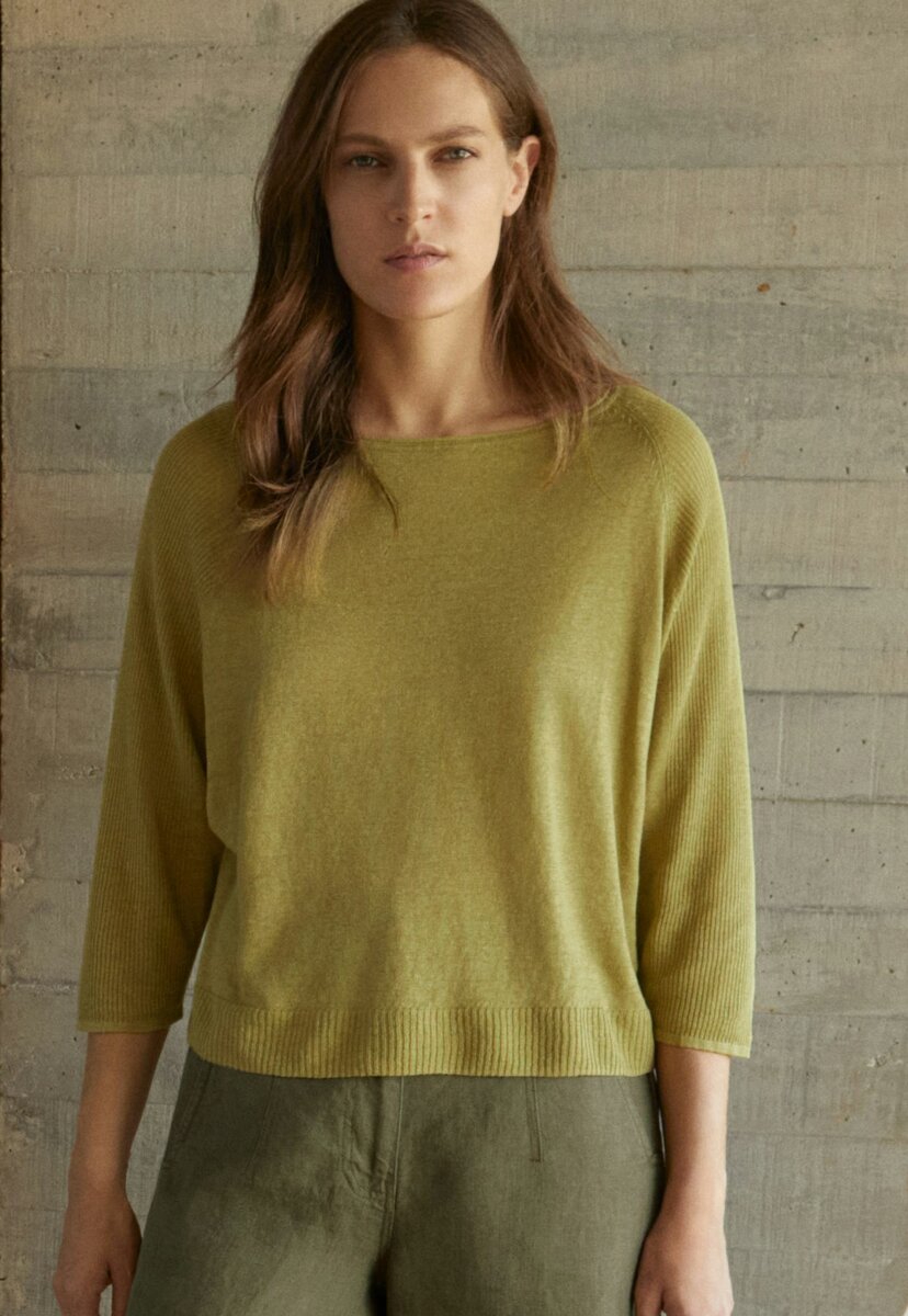 Модель в фисташковом цвете