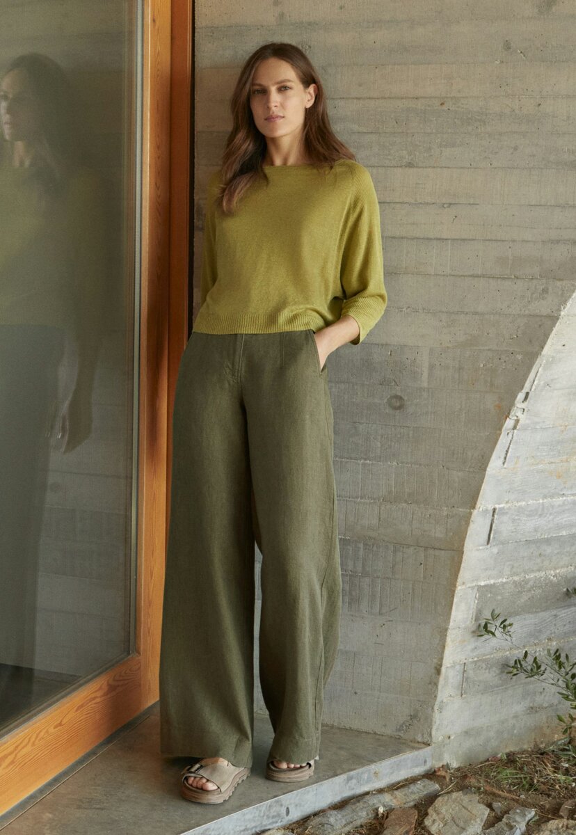 Хорошо сочетается с летними брюками