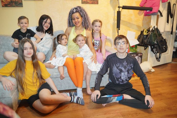 Полина Ильина воспитывает пять девочек и двух мальчиков. В свои 36 лет она имеет большой опыт материнства.