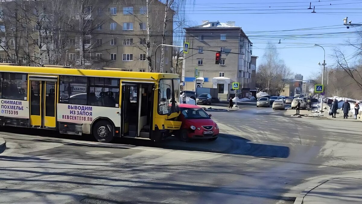 Автобус и иномарка столкнулись на улице Пушкинская в Ижевске | udm-info.ru  | Дзен