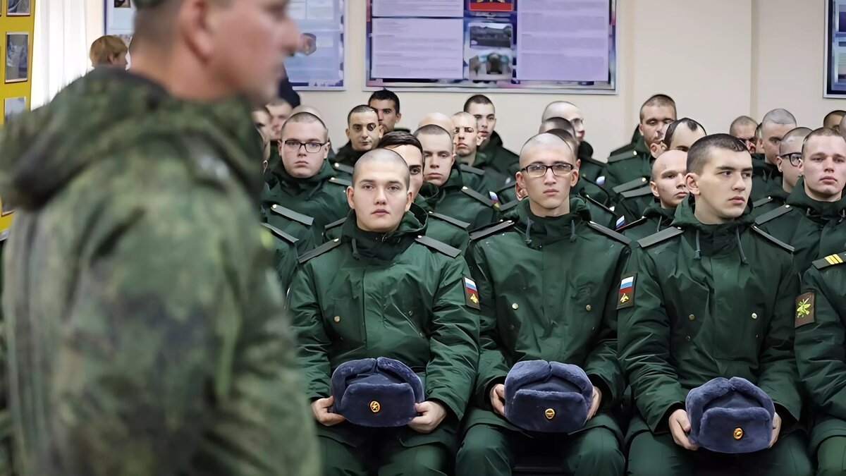     В Государственной Думе подтвердили, что электронные повестки российские призывники будут получать уже этой весной. Для всех, кто подлежит призыву, это означает одно: независимо от того, прочитал ли гражданин сообщение из военкомата или нет, повестка будет считаться доставленной.