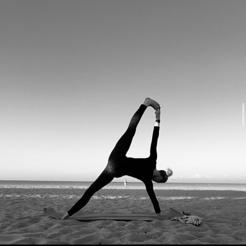 Васиштхасана (здесь нужен навык шпагата) 